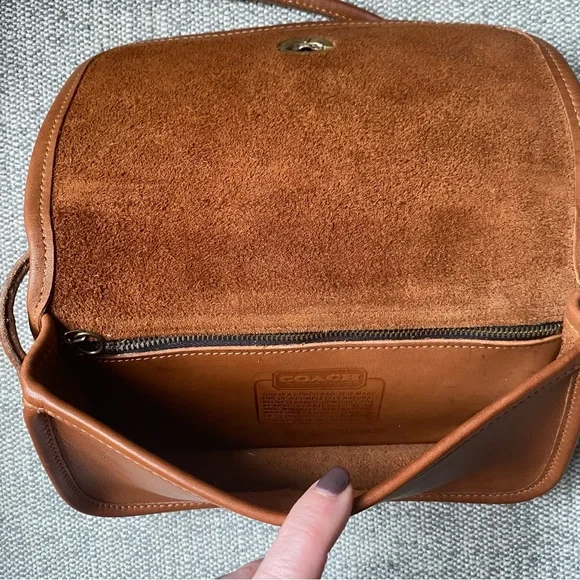 ❌sold❌Coach Vintage Early NYC Dinky British Tan Crossbody Brown Turn Lock - Picture 6 of 8
